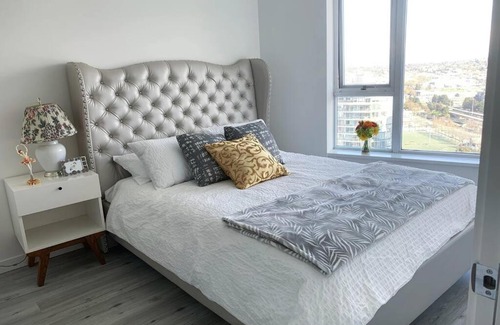 Crosstown Apartment | Downtown 3br/2ba+Views+Skytrain+Free Parking