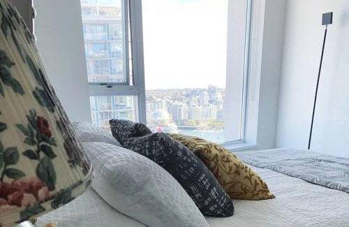 Crosstown Apartment | Downtown 3br/2ba+Views+Skytrain+Free Parking