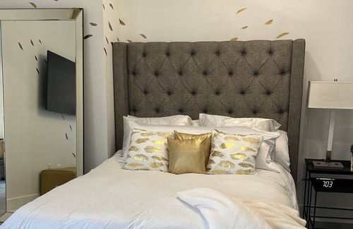 Mount Vernon Apartment | Downtown Baltimore "Skyline" Luxury Studio