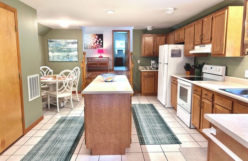 Charlevoix House | Downtown Charlevoix: Upper -Super Location & Ratings!-3 blocks to Lake Michigan!