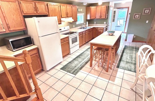 Charlevoix House | Downtown Charlevoix: Upper -Super Location & Ratings!-3 blocks to Lake Michigan!