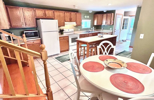 Charlevoix House | Downtown Charlevoix: Upper -Super Location & Ratings!-3 blocks to Lake Michigan!