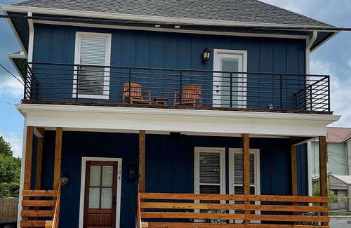 Downtown House | Downtown Charm - 2 blocks from Town Square