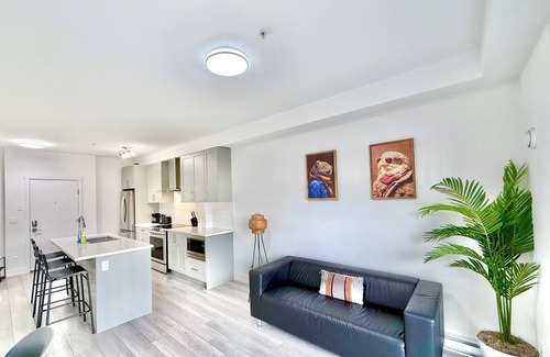 South Newton Apartment | Downtown Condo near Vancouver Skytrain