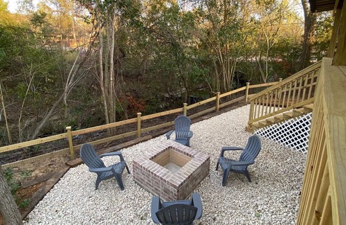 Brenham Cottage | Downtown Cottage by the Creek