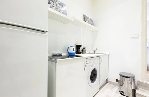 Malasana Apartment | Downtown Cozy Studio Apartment Gran Vía | A027