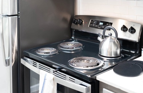 Camelback East Apartment | Downtown Deluxe: 2BR with Parking & Rooftop Pool