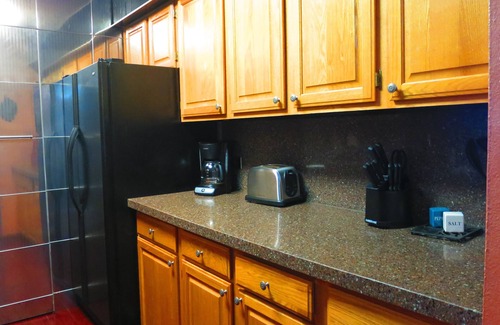 Downtown Denver Apartment | Downtown Denver Luxe Condo – Balcony, Mountain Views & Pool