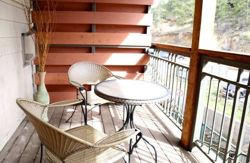 Estes Park Condo | Downtown Estes - Luxury Loft with KING Bed in the Heart of Town!