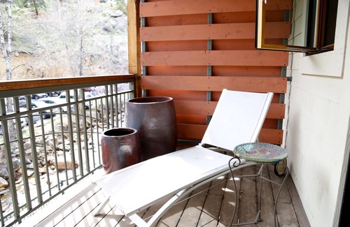 Estes Park Condo | Downtown Estes - Luxury Loft with KING Bed in the Heart of Town!