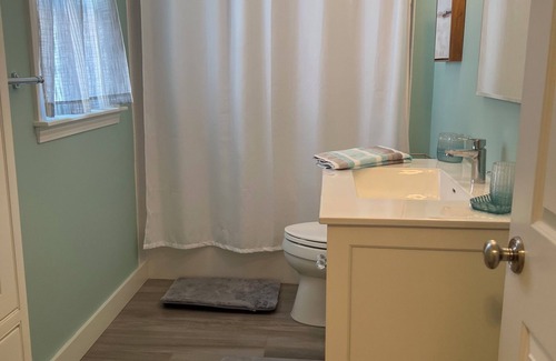 Falmouth Condo | Downtown Falmouth! Location, location! Steps to great restaurants and shops!