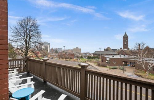 Central Hillside Apartment | Downtown Fika Condo in Duluth