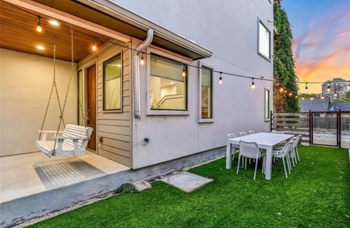 Swede Hill House | Downtown Getaway - with Views - Sleeps 12 - near ACL