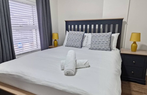 Londonderry House | Downtown | Home Office | 65" Smart TV | 516Mbps