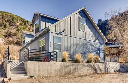 Glenwood Springs House | Downtown Lookout Base - A Family Friendly Home
