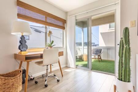 The Strand Apartment | Downtown Manhattan Beach 3 Bed Townhouse Parking