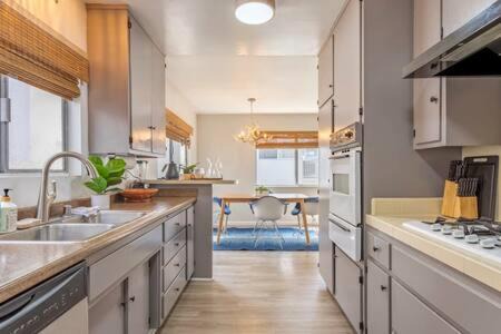 The Strand Apartment | Downtown Manhattan Beach 3 Bed Townhouse Parking