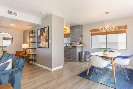 The Strand Apartment | Downtown Manhattan Beach 3 Bed Townhouse Parking