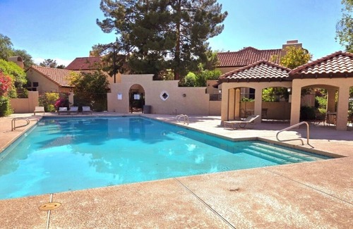 Mesa House | Downtown Mesa Townhome. 2 King Beds, 3 Bathrooms, Pool access!