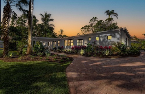 Lake Park House | DOWNTOWN Naples Pool Home in Lake Park! Walk/bike/drive to the beach!