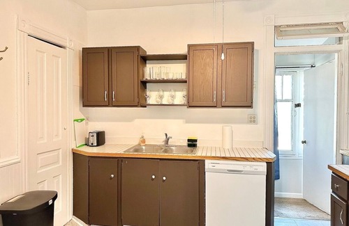 Oak Park Apartment | Downtown Oak Park/Fast WIFI/Free Parking/Victorian Home/Sleeps 6