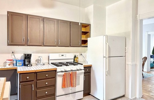 Oak Park Apartment | Downtown Oak Park/Fast WIFI/Free Parking/Victorian Home/Sleeps 6