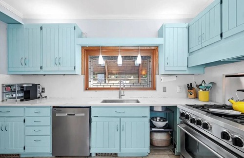 Ottawa House | Downtown Ottawa Retreat: Sleeps 15, Heated Indoor Pool, Hot Tub, Sauna, 5BR/4BA