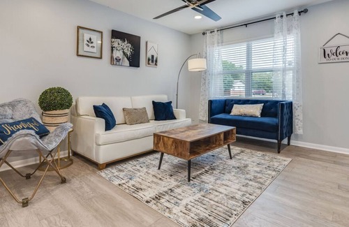 Highland House | Downtown⛪ Pool 🚣♀️Spa🍖 BBQ 👩👩👧👧4BR 🐱👓Arcade 🏓Pingpong