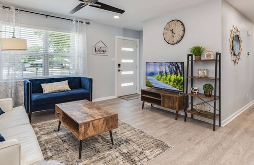 Highland House | Downtown⛪ Pool 🚣♀️Spa🍖 BBQ 👩👩👧👧4BR 🐱👓Arcade 🏓Pingpong