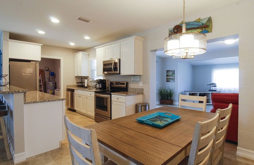 Melbourne House | Downtown Retreat - 4 bedrooms 5 beds for 10