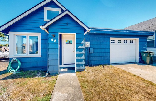 Bandon House | Downtown river-view cottage with enclosed yard, patio, grill, W/D, & WiFi
