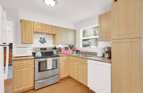 Delray Beach Cottage | Downtown Tropical Oasis- heated Pool/Private fenced yard/New Spa Inspired Bath