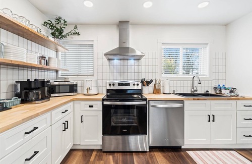 Troy House | Downtown “Troy House” Cozy Modern Renovated