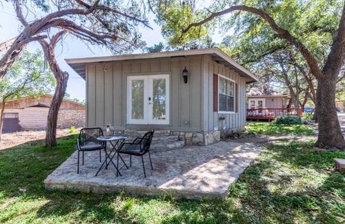 Wimberley House | Downtown - Walk to Wimberley Square! Pearl Bungalow @ Beer Ranch Project Inn