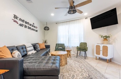 Wimberley House | Downtown - Walk to Wimberley Square! Pearl Bungalow @ Beer Ranch Project Inn