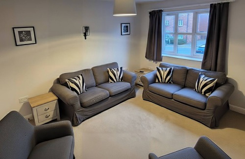 Stoke Gifford House | Dragonfly Abodes 4-Bed Sleeps 9 for teams in Bristol Near MoD + Parking
