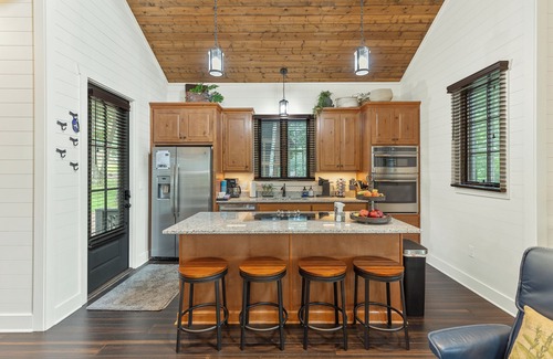 Glenville House | Dragonfly Cottage: Dog Friendly, Enclosed Yard Area, Community Perks