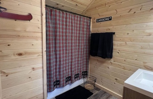 Fountain City House | Dragonfly Nest, River views, cabin style