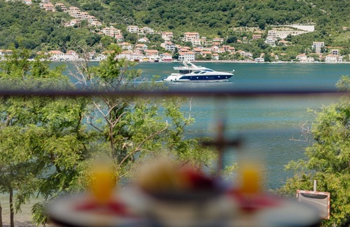 Lepetane Villa | Dram Vacation Apartments- Red Studio