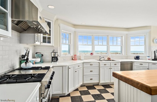 Avalon House | Dreaming of a shore retreat that will take your breath away? You have found it.