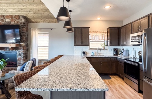 Table Rock Cabin | Dreamweaver Cabin | 180 degree views, Hot tub, Dog-friendly, Pickleball