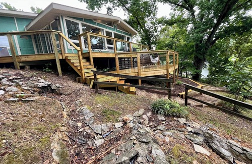 Bella Vista Cabin | Dreamy Days Lake Front Cabin, on the water/on the trails!