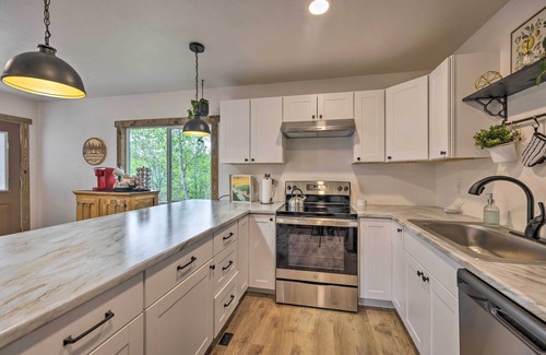 Rainbow Valley Cabin | Dreamy Divide Cabin w/ Deck & Forest View!
