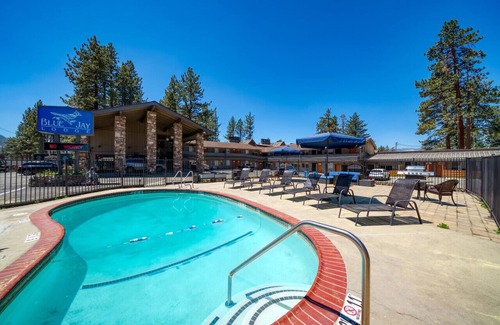 Lakeside Park Hotel | Dreamy Queen Bed Getaway on Stateline - Blue Jay Lodge