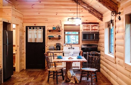 Millersburg Cabin | Dreamy Treehouse Getaway with Hot Tub