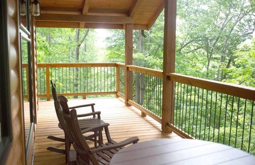 Millersburg Cabin | Dreamy Treehouse Getaway with Hot Tub