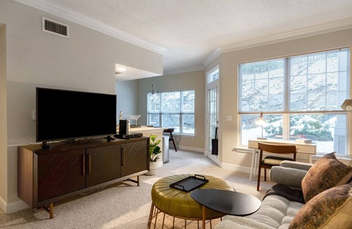 Waltham Apartment | Dreamy Waltham 1BR w/Gym & W/D, nr Shops & Groceries, by Blueground