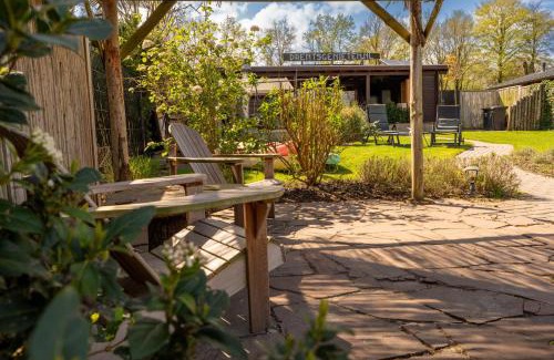 Erm Ski Chalet | Drents Genieten - Lavendelheide met uitzicht op het water