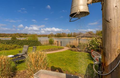 Erm Ski Chalet | Drents Genieten - Lavendelheide met uitzicht op het water
