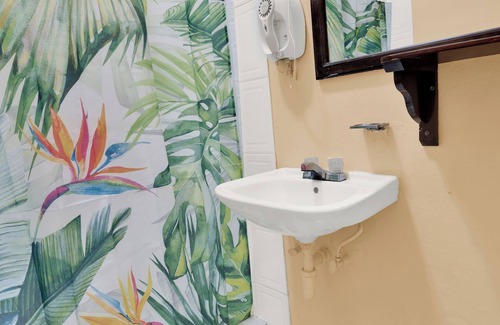 Santa Elena Hotel | Drift Inn Cayo